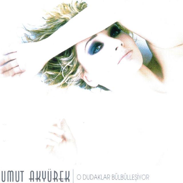 Uzun Yillar O+Dudaklar+B%C3%BClb%C3%BClle%C5%9Fiyor